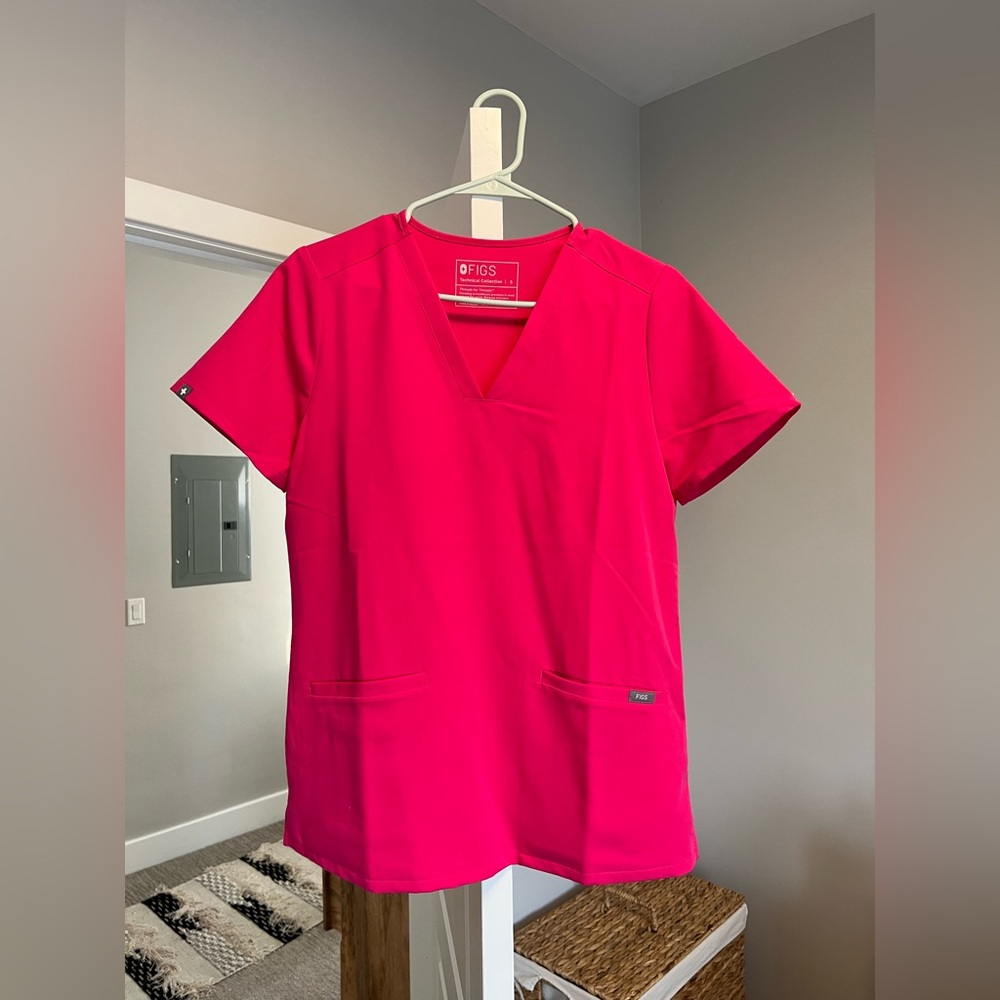 Women’s FIGS casma 3 pocket scrub top in shocking pink. Size small